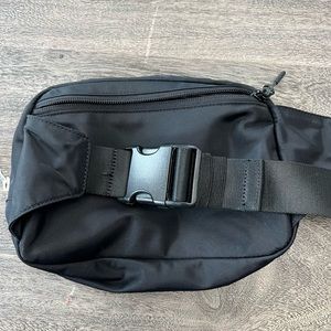 Lululemon 2-L everywhere belt bag
